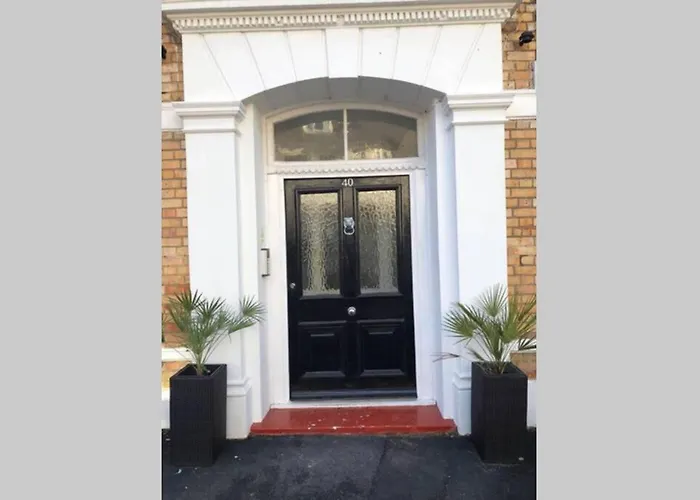 Stylish 2 Bed 2 Bath *Close To Beach And Centre With Parking*